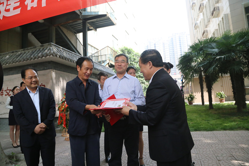 院长陈万强代表学院向客座教授颁发聘书 院长陈万强代表学院向客座教授颁发聘书